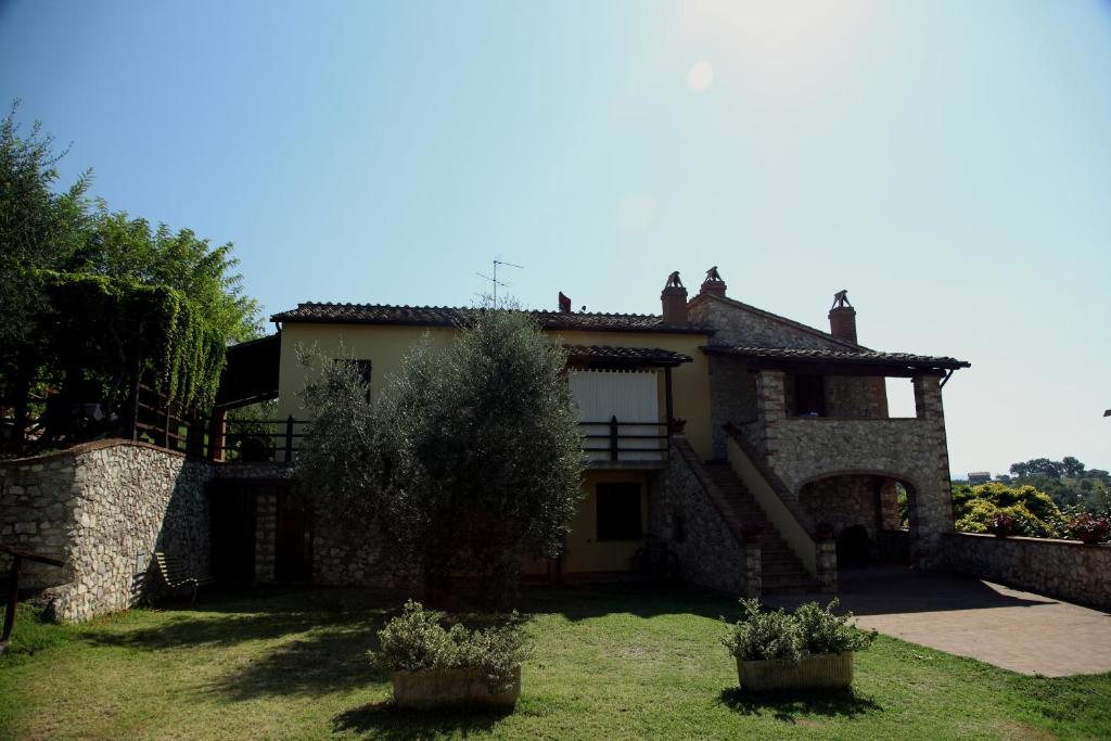 eine italienische Villa mit einem Garten und einem Haus in der Unterkunft Agriturismo Oliveto di Geltrude Contessa in Amelia