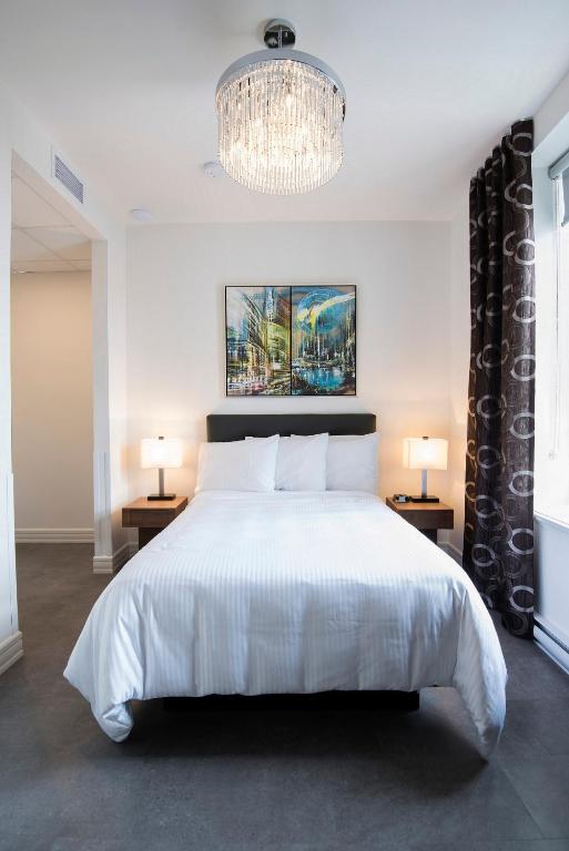 Postel nebo postele na pokoji v ubytování Hotel Manoir Morgan
