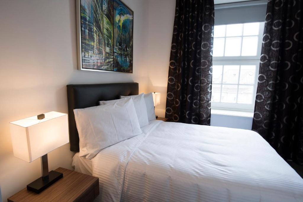 Postel nebo postele na pokoji v ubytování Hotel Manoir Morgan