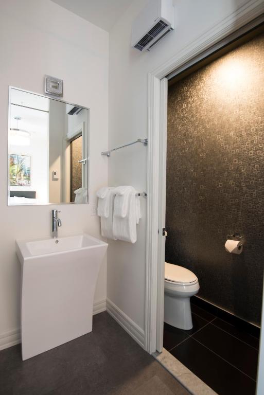 Koupelna v ubytování Hotel Manoir Morgan