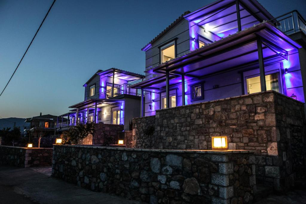 カラマタにあるMountain & Seaの紫色の灯りを横に持つ家