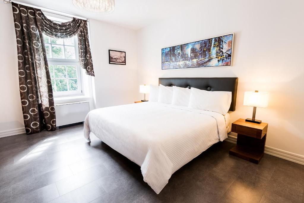 Postel nebo postele na pokoji v ubytování Hotel Manoir Morgan