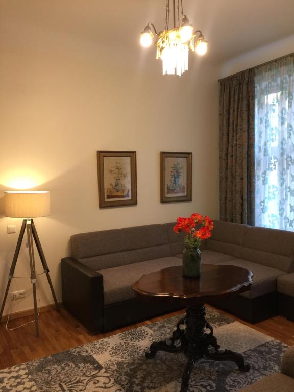 uma sala de estar com um sofá e uma mesa em Hansa Suur-Karja em Taline
