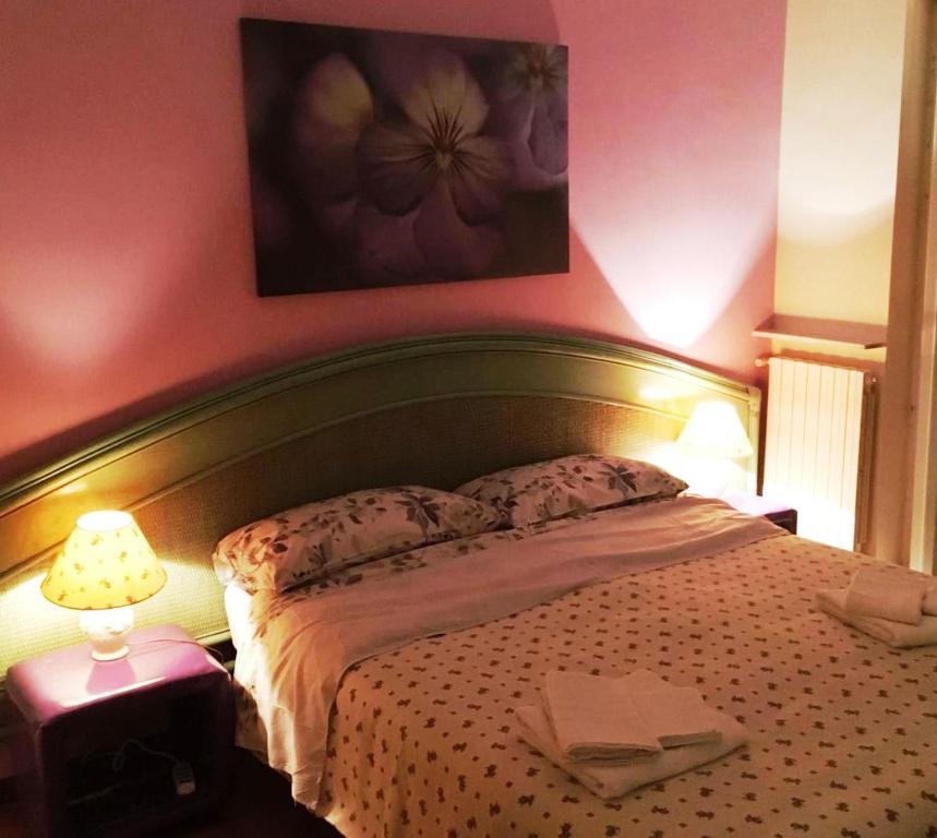ein Schlafzimmer mit einem Bett und einem Tisch mit einer Lampe in der Unterkunft La mia Casa in Neapel