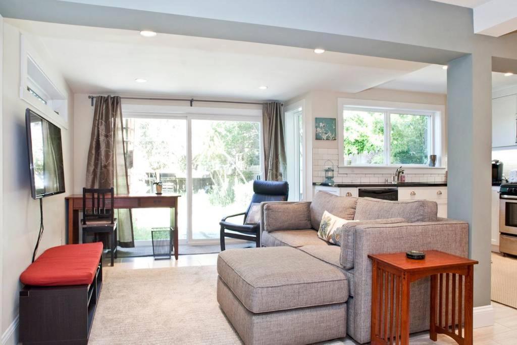 A seating area at Private, 1-br Apt Near Golden Gate Park