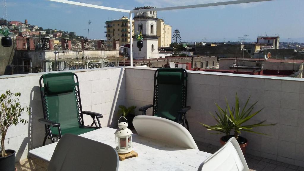 une table et des chaises sur le toit d'un bâtiment dans l'établissement Casa Luna, à Naples