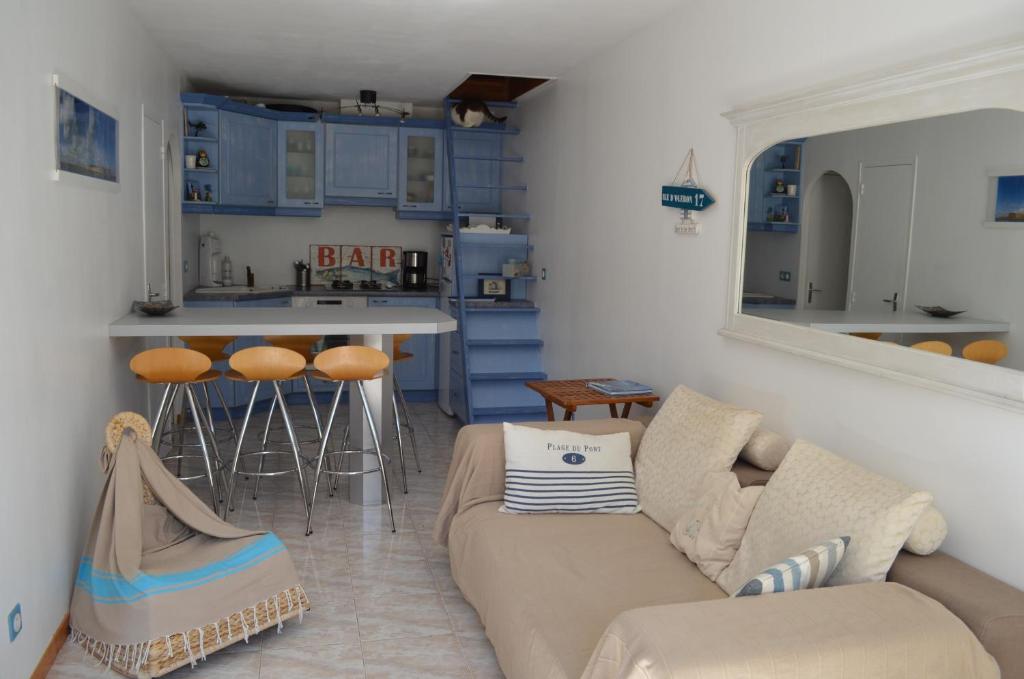 un salon avec un canapé et une cuisine dans l'établissement Coquette Maisonnette Centre Ville La Londe Les Maures, à La Londe-les-Maures