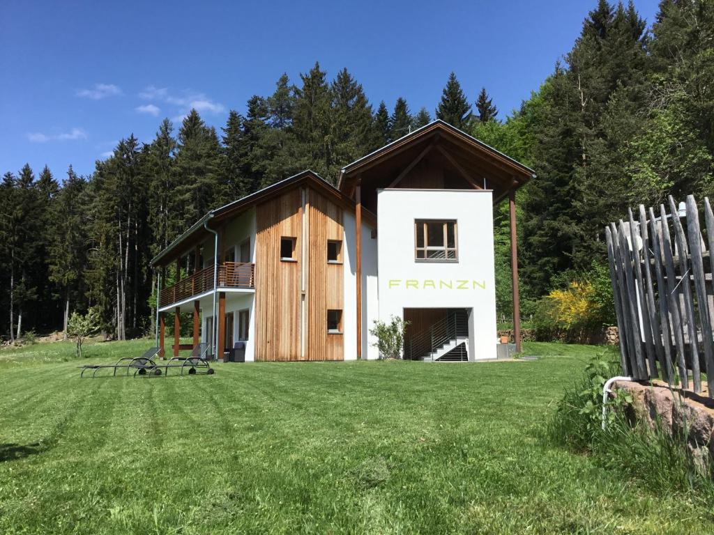 uma casa num campo com uma cerca em Franzn Apartments em Petersberg