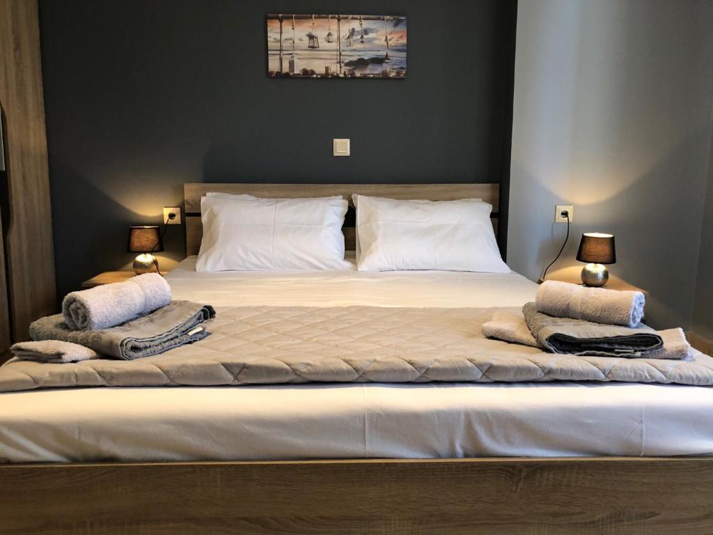 - une chambre avec un grand lit et 2 oreillers dans l'établissement A for Argostoli, à Argostóli