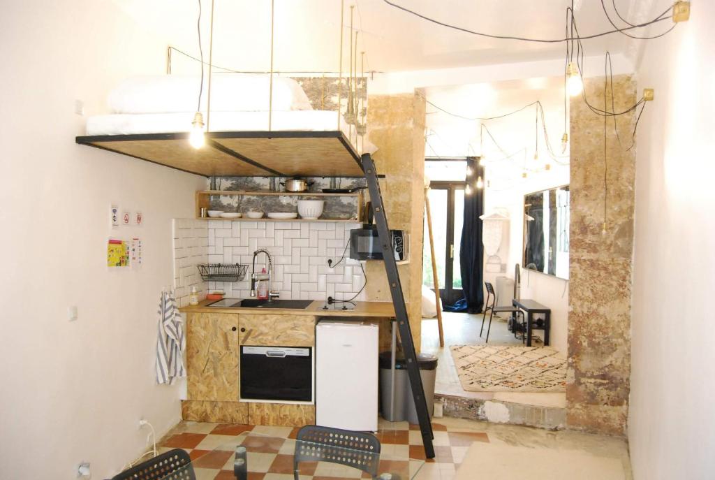 パリにあるTrendy 30m² PIGALLE / MOULIN ROUGEの小さなキッチン(カウンター、はしご付)