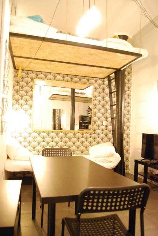 パリにあるNice 20m² district of BATIGNOLLESのダイニングルーム(テーブル、椅子、鏡付)
