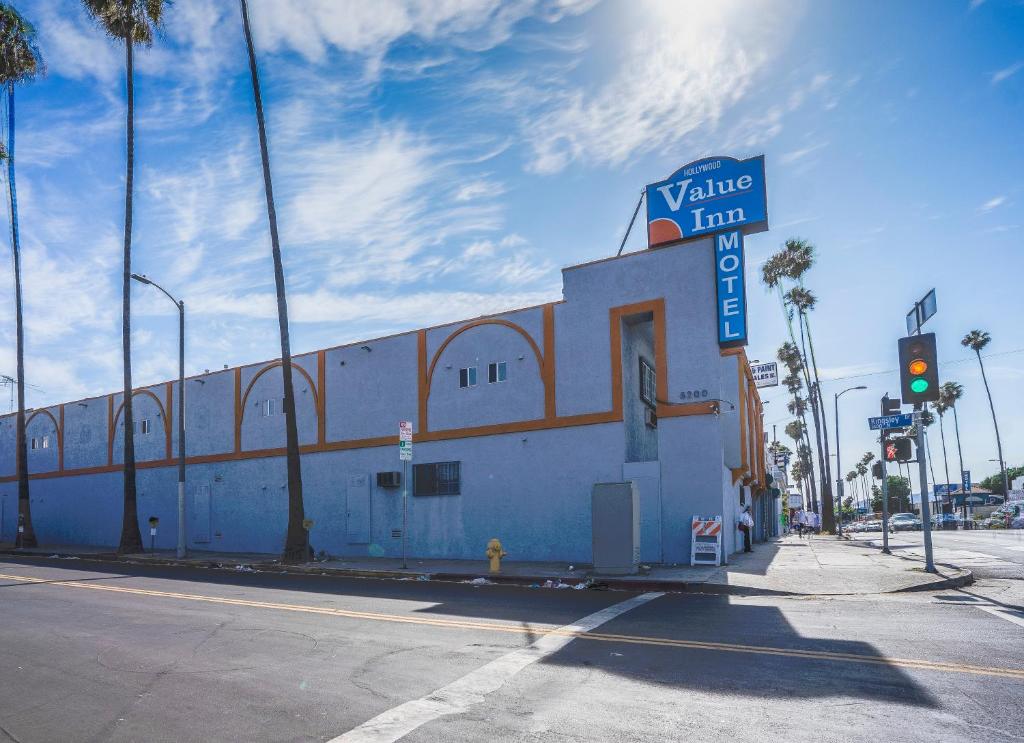 a building on the corner of a street with a traffic light at Value Inn Hollywood in Los Angeles