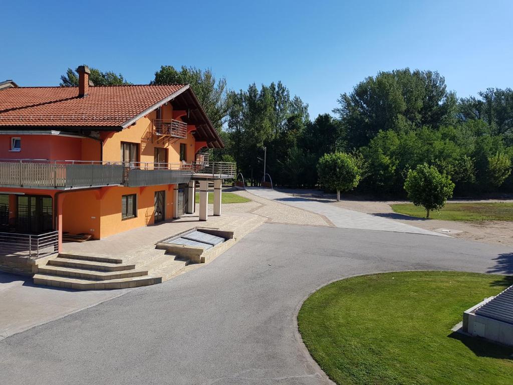 een huis met een oprit ervoor bij Novapark in Šetonje