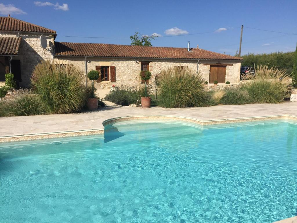 uma piscina em frente a uma casa em Lamamotte Gite Holiday Home em Pinel-Hauterive