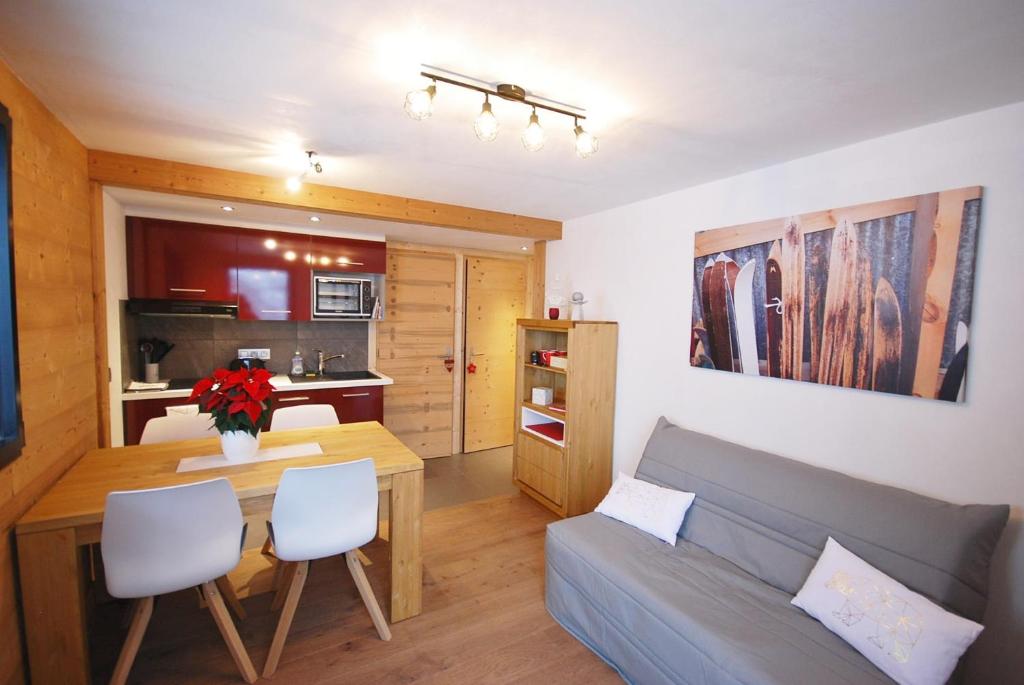 sala de estar con sofá y mesa en Appartement 25m2 à Saint-Gervais les bains, en Saint-Gervais-les-Bains
