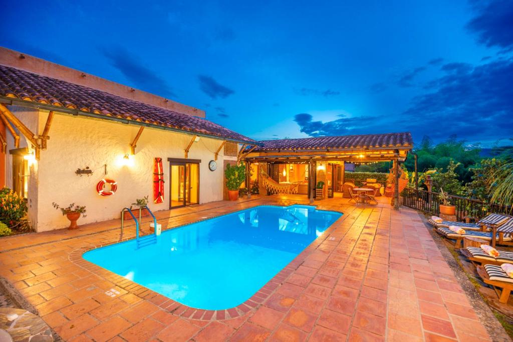 a pool in the backyard of a house at Finca Villa Gregory in Quimbaya