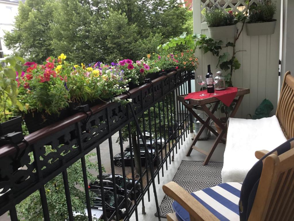 einen Balkon mit einem Blumenstrauß auf einem Zaun in der Unterkunft Hamburg Center Island in Hamburg