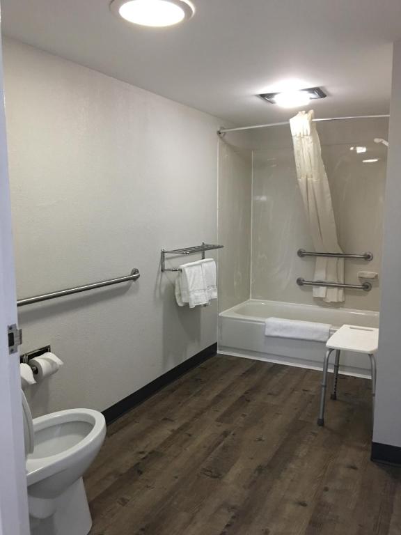 Quality Inn Greenville near University - Habitación King - Accesible/No Fumadores