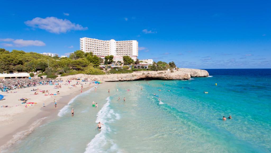 een groep mensen op een strand in de oceaan bij Globales America in Calas de Mallorca