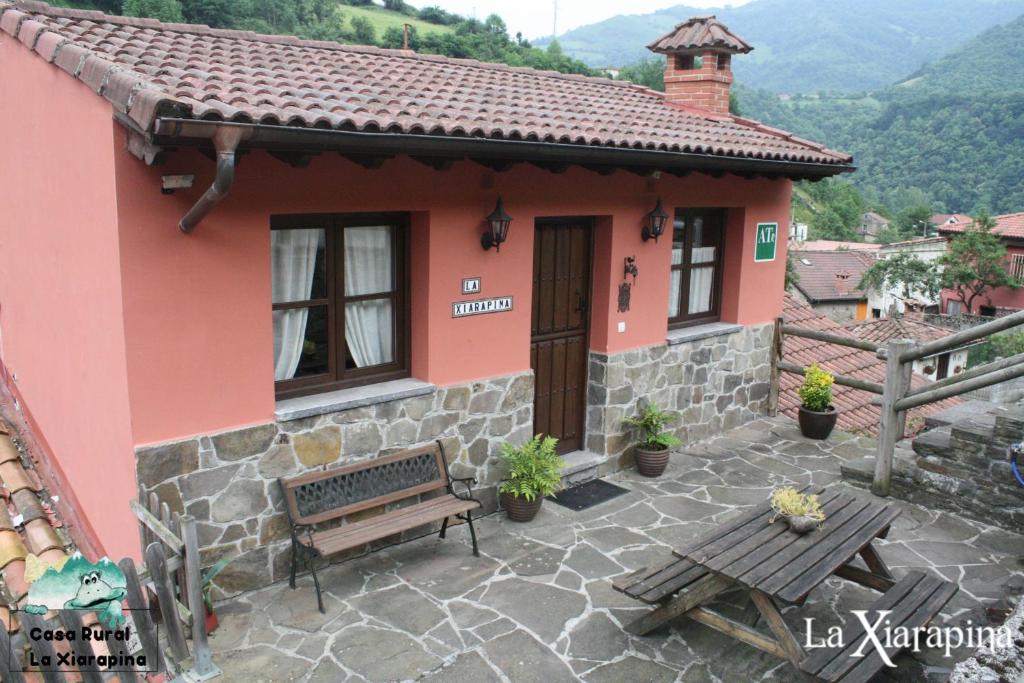 een klein huis met een bank en een tafel bij Apartamento El Carro - La Xiarapina in Serrapio
