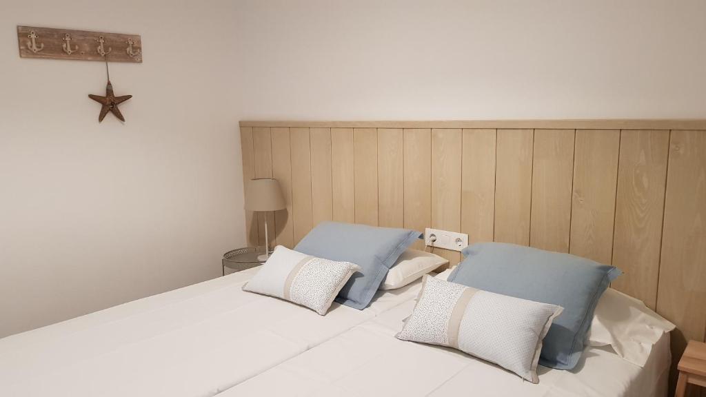 Postel nebo postele na pokoji v ubytování Palamós Apartament Superior Garoina