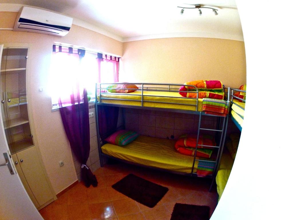 Palanda nebo palandy na pokoji v ubytování Backpackers Fairytale Hostel