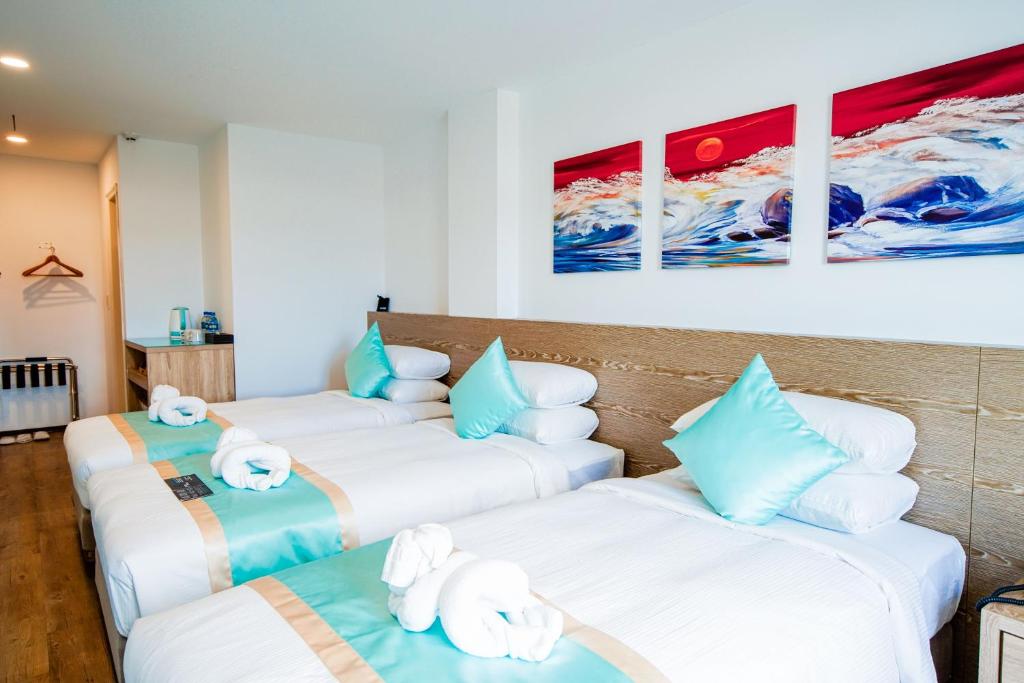 科羅的住宿－帛琉酒店，一间设有三张床的客房,备有毛巾