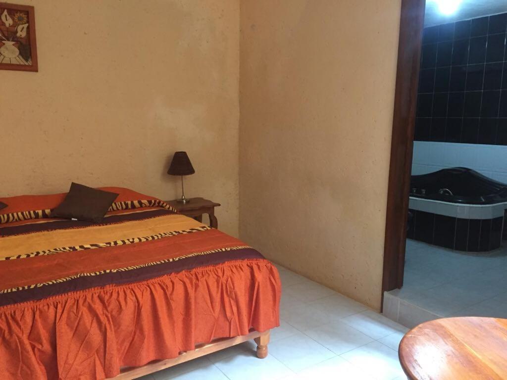 Postel nebo postele na pokoji v ubytování Hotel Lienzo Charro 1