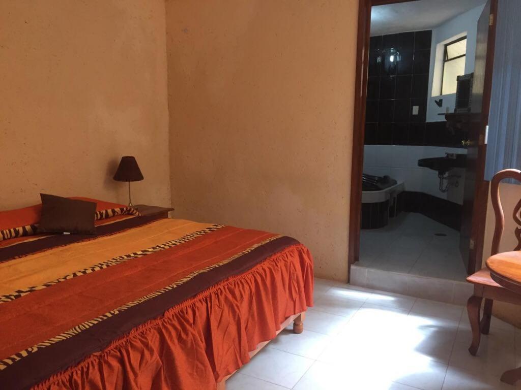 Postel nebo postele na pokoji v ubytování Hotel Lienzo Charro 1
