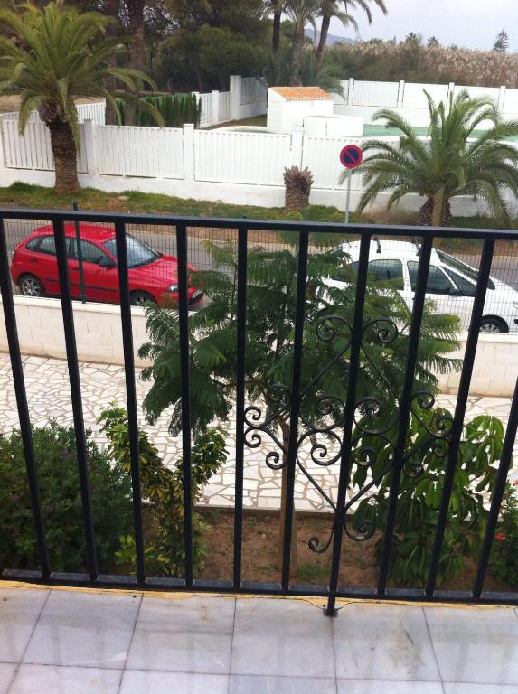 Los AmarguillosにあるApartamento Playa de Veraの駐車場の見える錬鉄製の柵