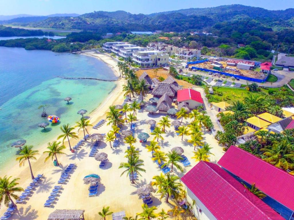 una vista aérea de una playa con palmeras y el océano en Las Palmas Beach Hotel, en Dixon Cove