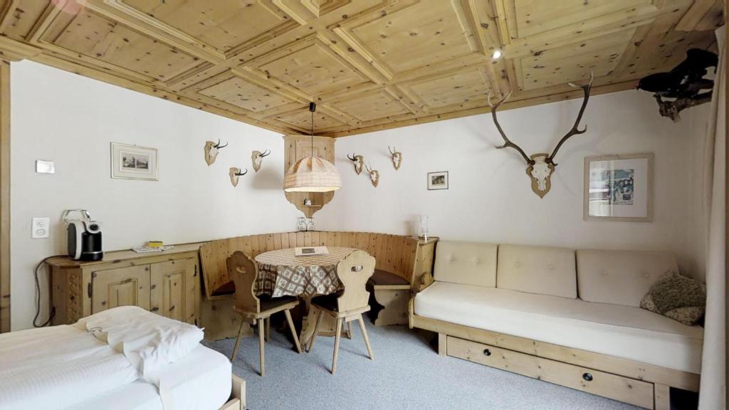 シルヴァプラーナにあるDa la Posta 29のベッドルーム1室(テーブル、ベッド1台、テーブル、椅子付)