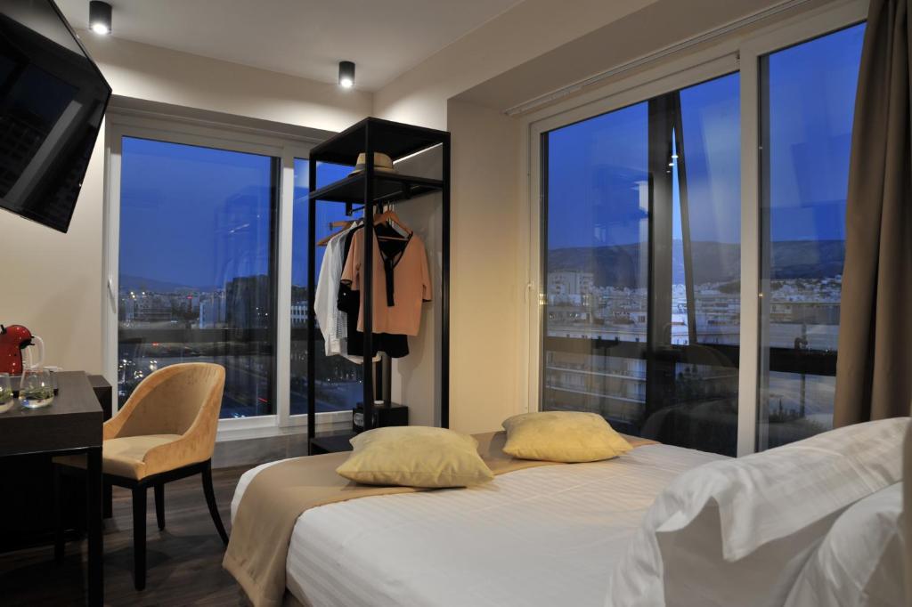 1 dormitorio con cama y ventana grande en B4B Athens 365, en Atenas