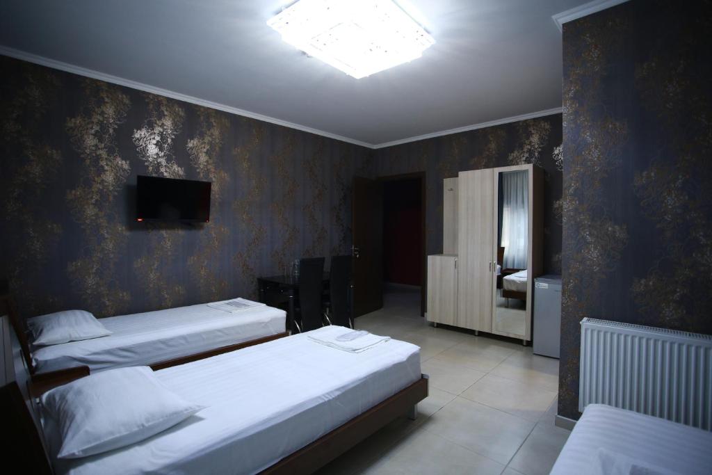 Giường trong phòng chung tại Hotel Okriba Tbilisi