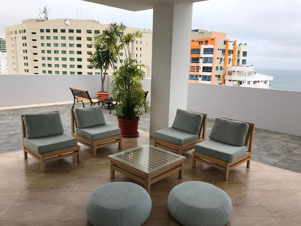 un patio con 4 sillas y una mesa en Torre Marbella apartamentos de 2 y 3 dormitorios, en Salinas