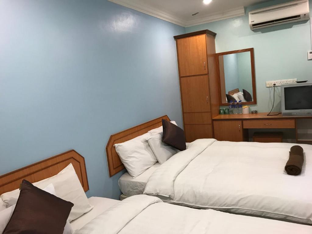Postel nebo postele na pokoji v ubytování Hotel Seri Kangsar KK Hotel