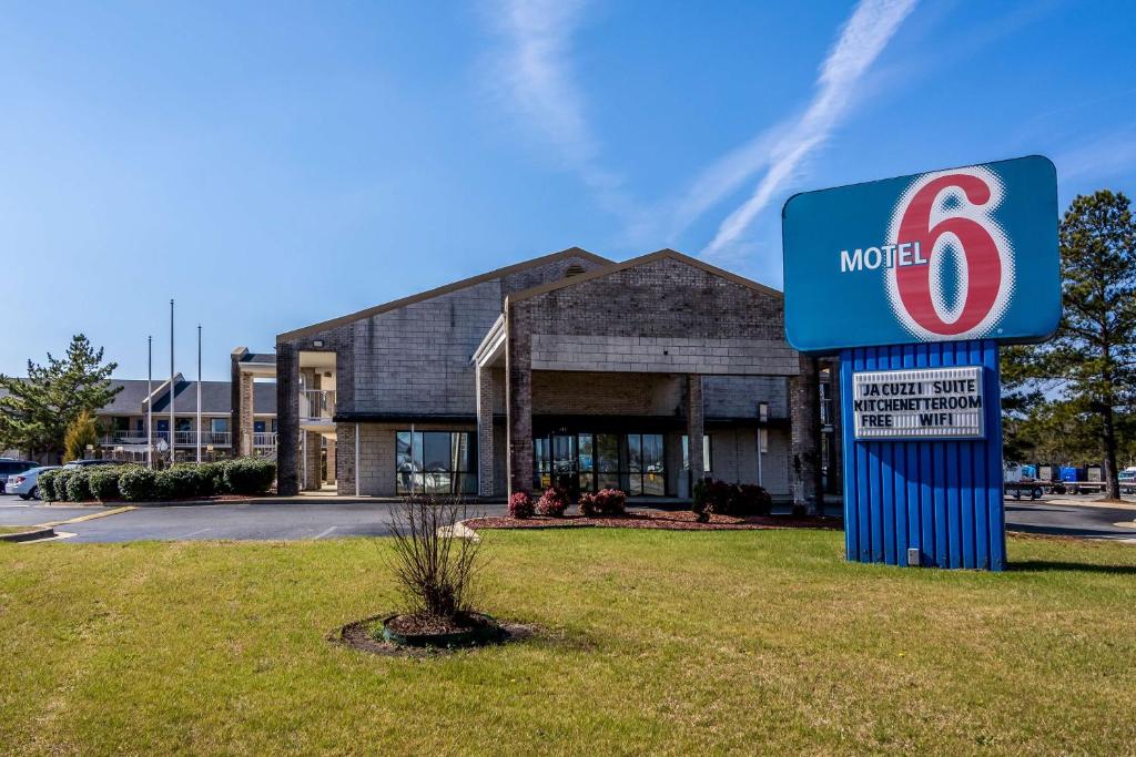 un panneau du motel devant un bâtiment dans l'établissement Motel 6-Kenly, NC, à Kenly