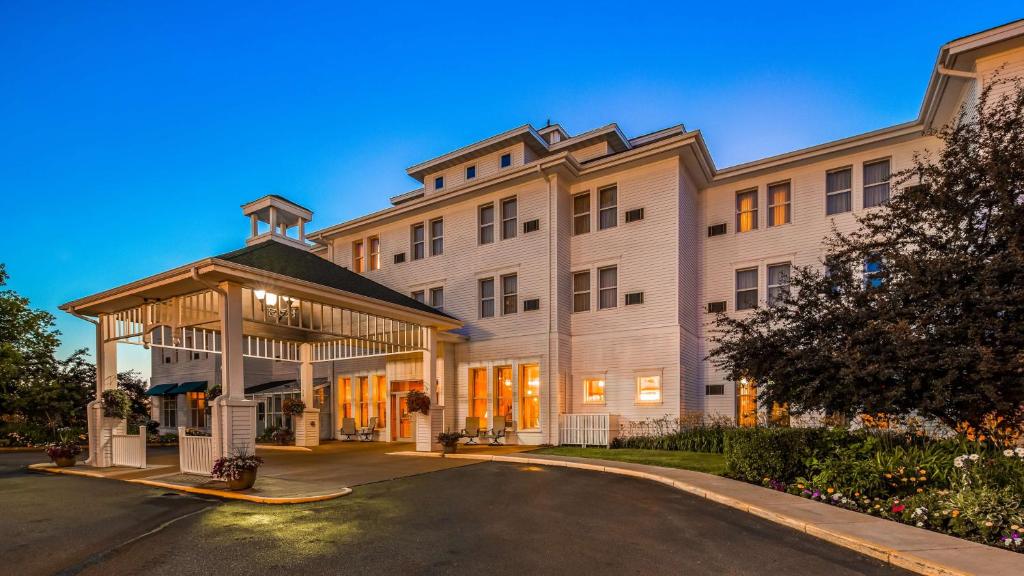 un bâtiment avec un kiosque à côté d'une rue dans l'établissement BEST WESTERN The Hotel Chequamegon, à Ashland