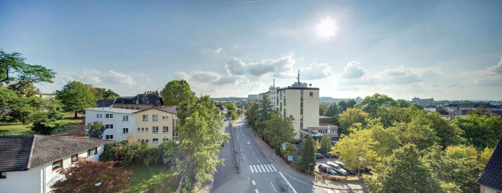 Blick auf eine Straße in einer Stadt mit Gebäuden in der Unterkunft Best Western Plus Hotel Steinsgarten in Gießen