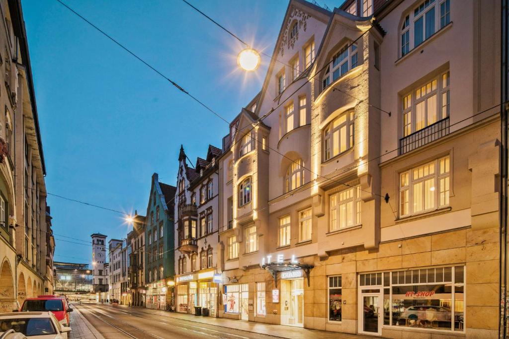 una calle con edificios altos en una calle de la ciudad en Best Western Plus Hotel Excelsior, en Erfurt