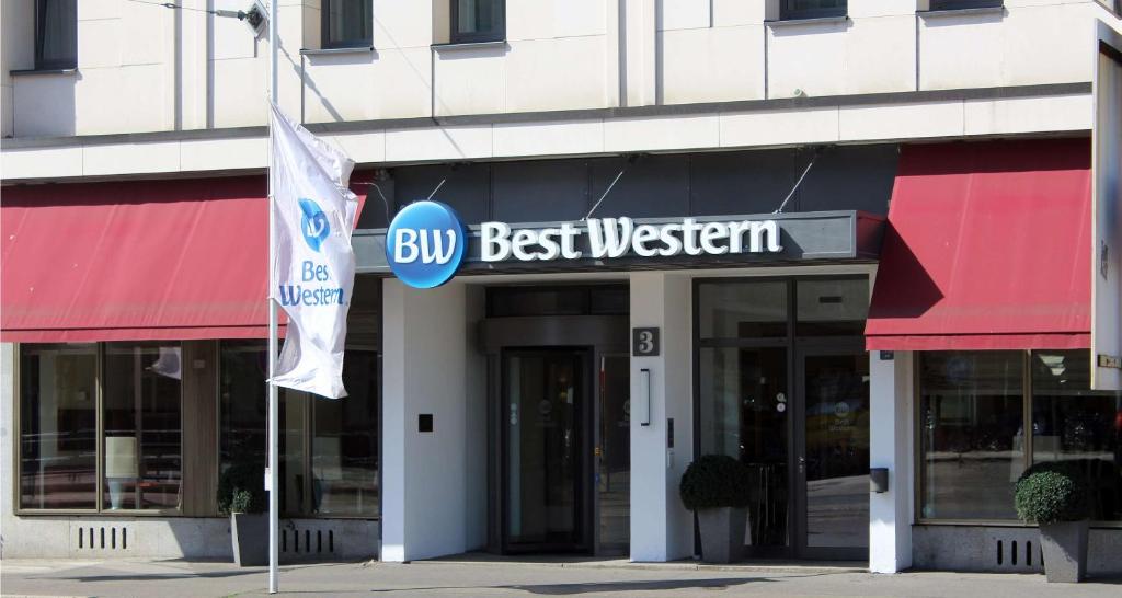 een gebouw met een bord dat leest kopen best western bij Best Western Hotel Leipzig City Centre in Leipzig