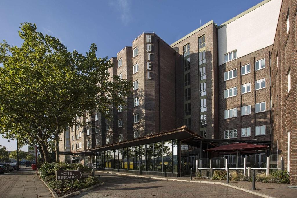 eine Darstellung der Vorderseite eines Gebäudes in der Unterkunft Best Western Plus Hotel Böttcherhof in Hamburg