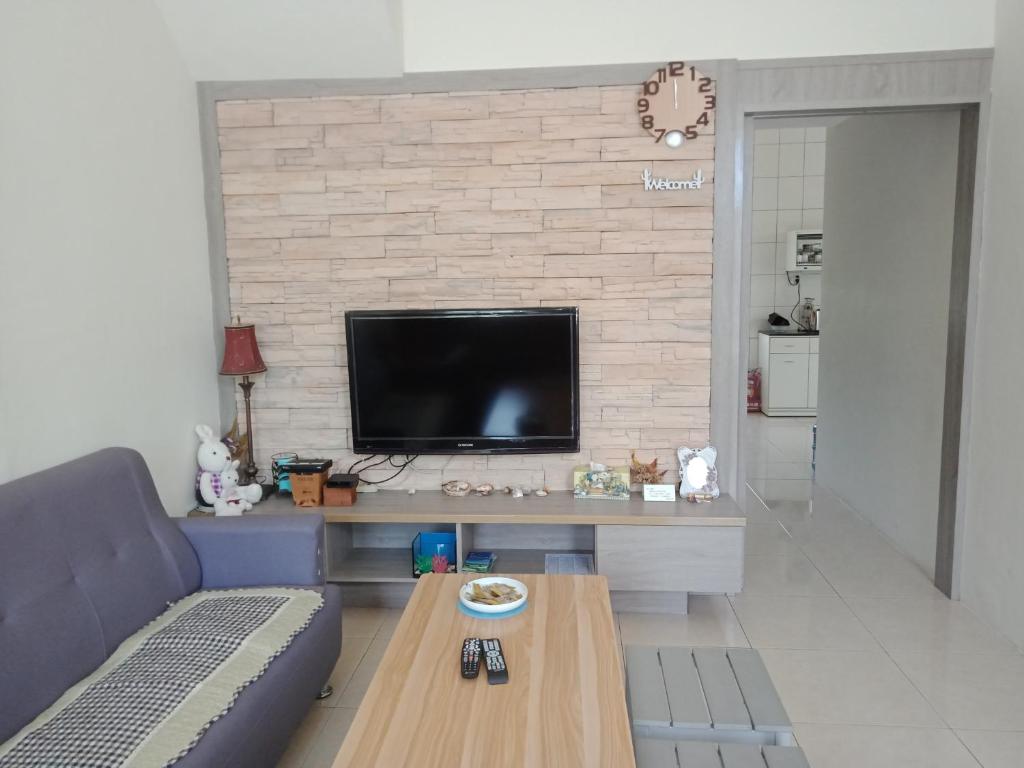 TV a/nebo společenská místnost v ubytování Yahweh Homestay