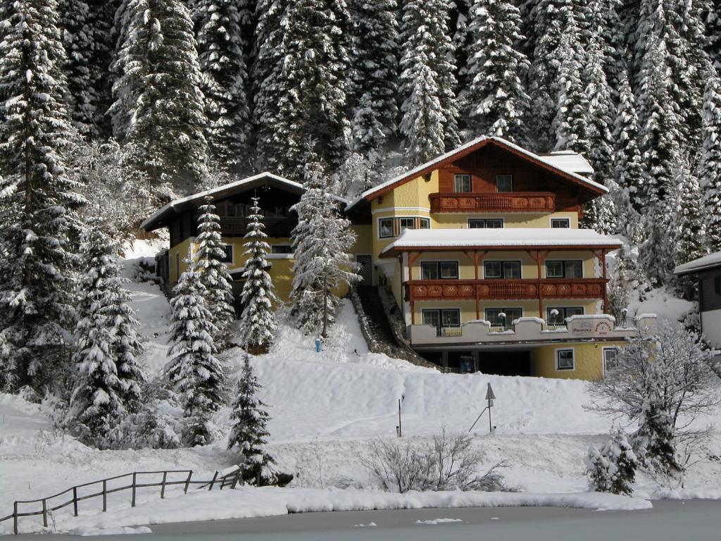 ツァウヘンゼーにあるSeechalet Zauchenseeの雪山の小屋
