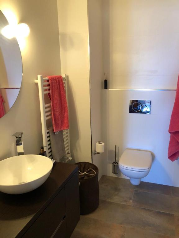 łazienka z umywalką i toaletą w obiekcie ALBAIDA II 2B MENYBER w mieście Nerja