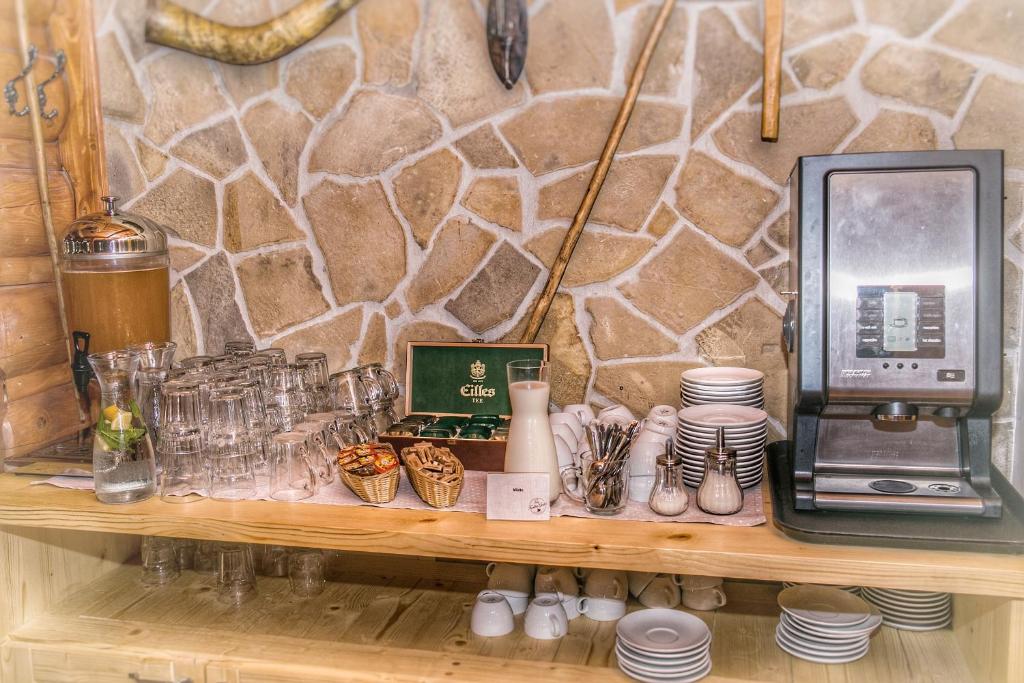 Příslušenství pro přípravu čaje a kávy v ubytování Hotel Koliba Greta