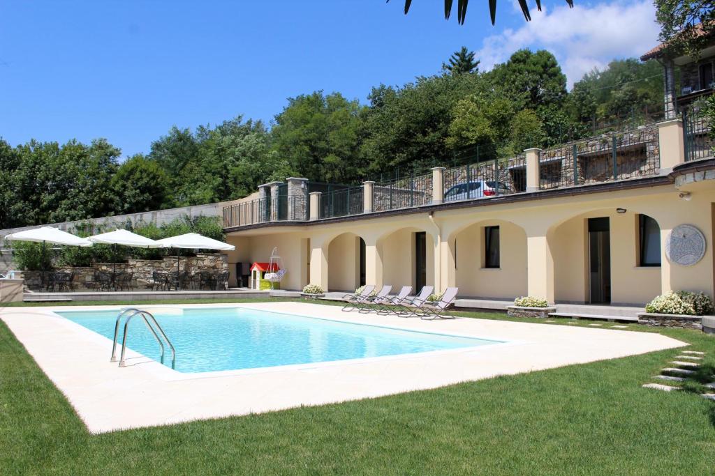 Bazén v ubytování Oleandro 2 apartment in Villa Cerutti nebo v jeho okolí