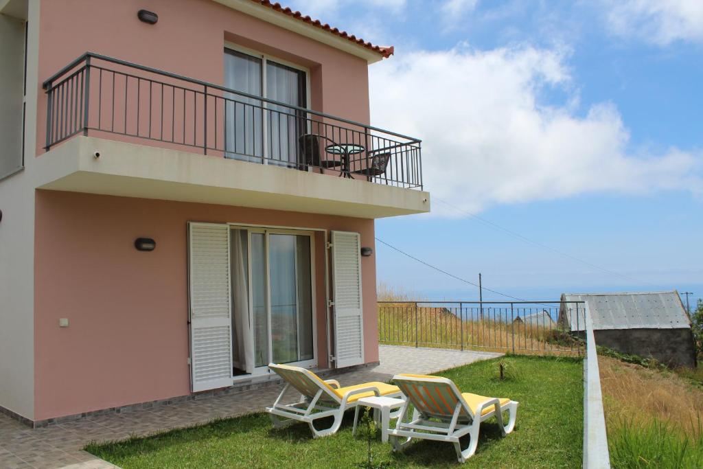 Casa con 2 sillas y balcón en Conceição House, en Calheta