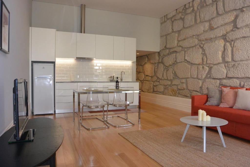 cocina y sala de estar con sofá rojo en Casa Paillard, by Flat in Porto en Oporto