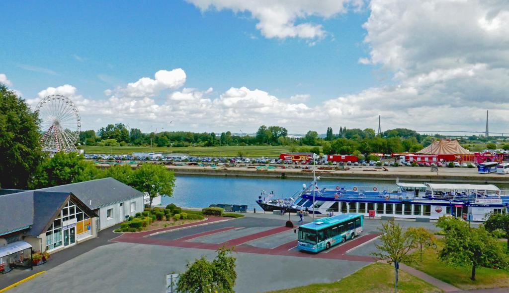 Výhled na řeku, která protéká v blízkosti hotelu